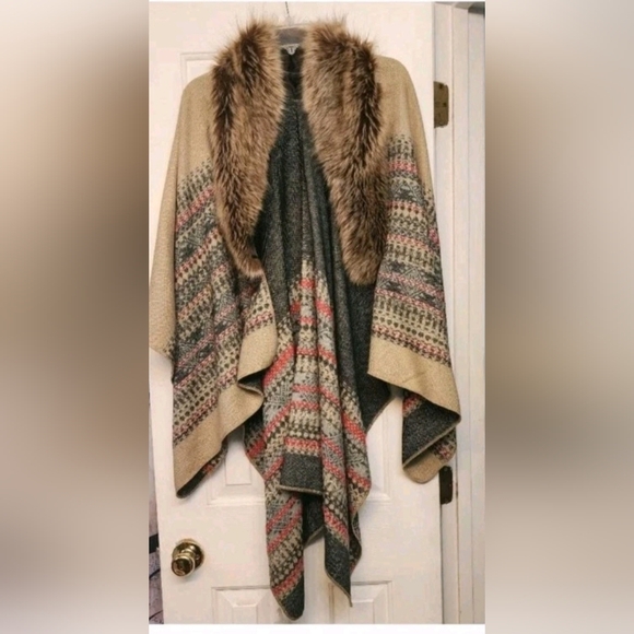 Boho Faux Fur Collar Poncho Wrap – Cozy Fall Shawl Cape in Tan & Plaid Neutral - Picture 3 of 6